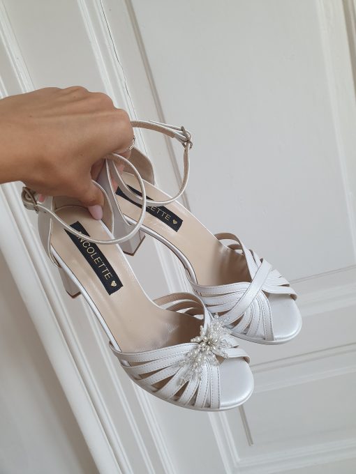 sandale albe mireasa cu accesorii